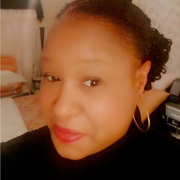 Meet your Posher, Cia - Picture 2 of 3